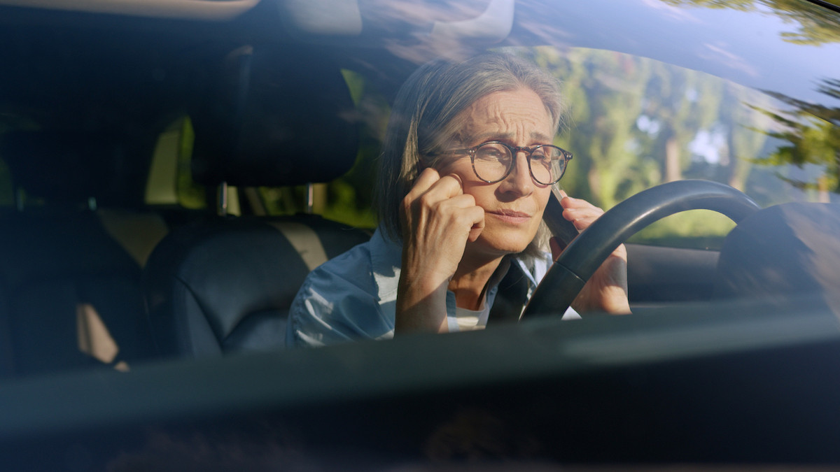 À 74 ans, elle est contrainte de vivre dans sa voiture car elle est allergique aux champs électromagnétiques