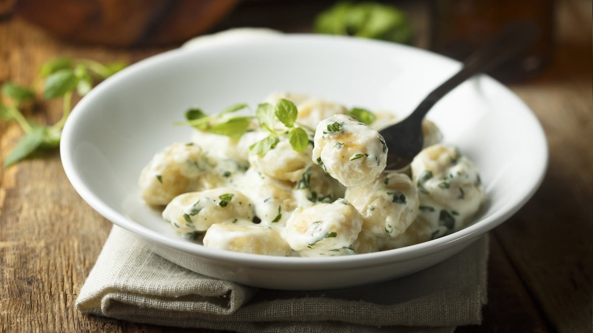 Ce gratin de gnocchis ultra-fondant et adoré par toute la famille va sauver vos dîners ! La recette facile et rapide pour 4 personnes