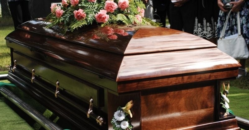 Déclarée morte, elle se réveille dans son cercueil au beau milieu de son enterrement