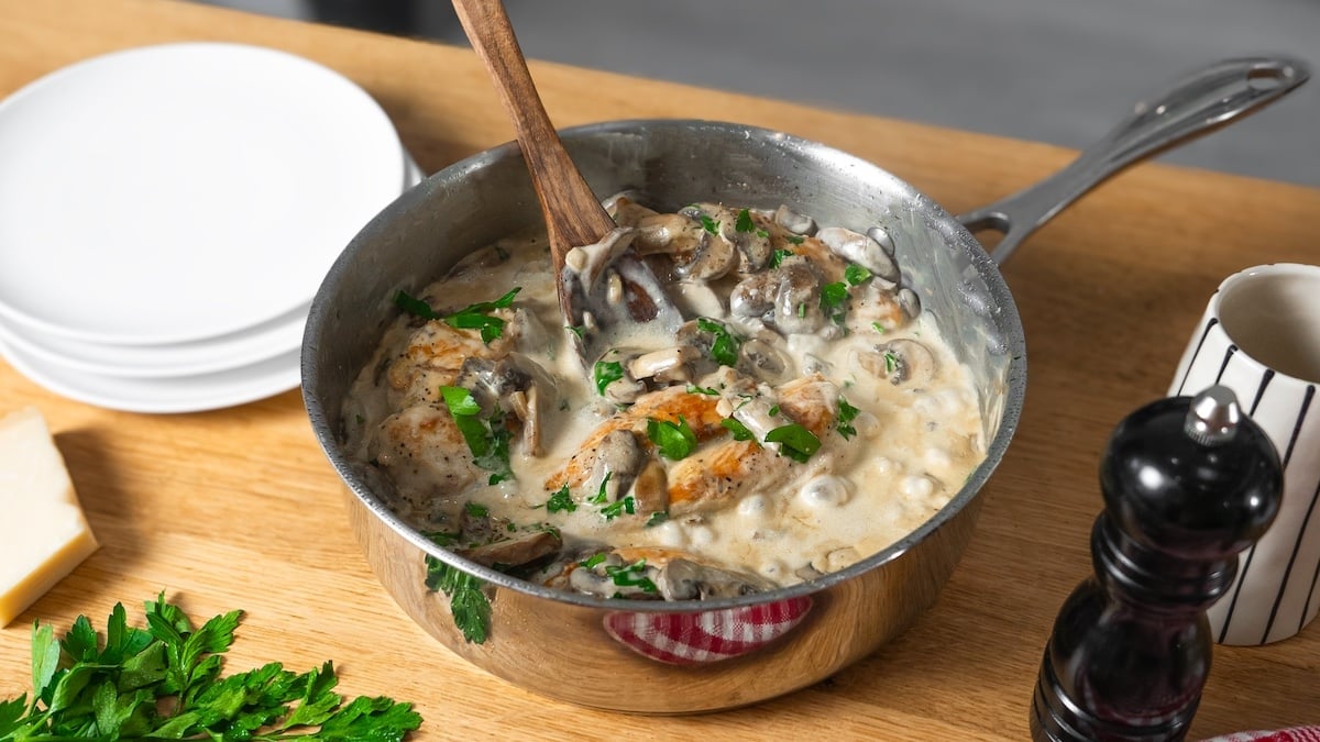 Laissez-vous envoûter par les saveurs gourmandes et crémeuses de ce poulet mijoté aux champignons !
