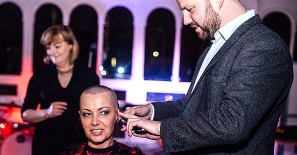 Elle se rase la tête à son mariage pour rendre hommage à son mari atteint d'un cancer !