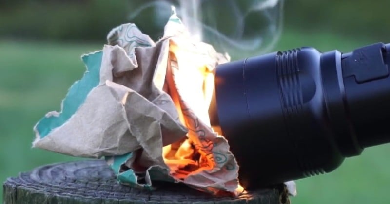 Voici comment une lampe torche arrive à allumer un feu