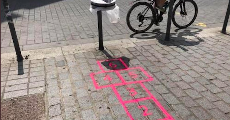Dans les rues de Lille, des marelles dessinées pour guider les passants vers les poubelles