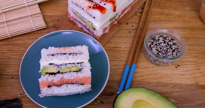 Suivez nos astuces pour préparer très facilement un impressionnant « gâteau de sushi »