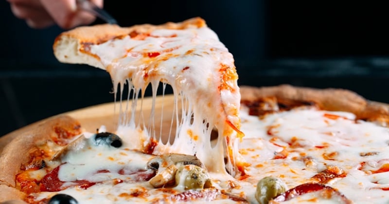 Inde : ce couple se marie à condition de manger une pizza par mois