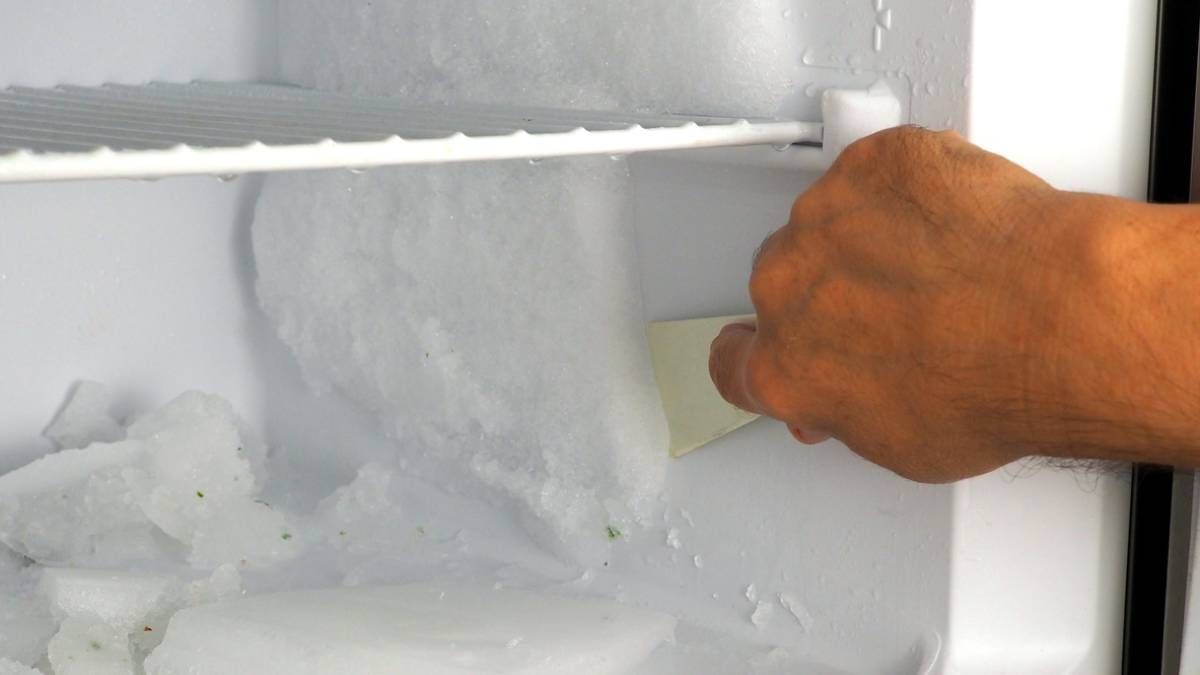 L'astuce du papier d'aluminium indispensable pour retirer la glace du congélateur