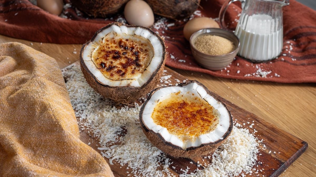 Cette crème brûlée dans une noix de coco va vous rendre fou !