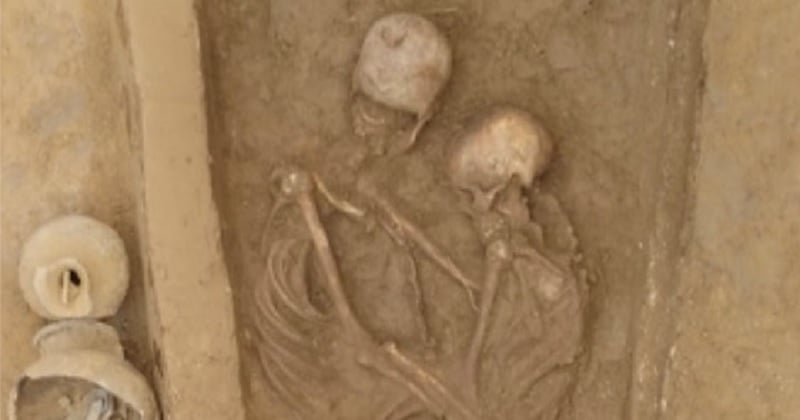 Les squelettes d'un couple vieux de 1500 ans découverts entrelacés dans une sépulture en Chine