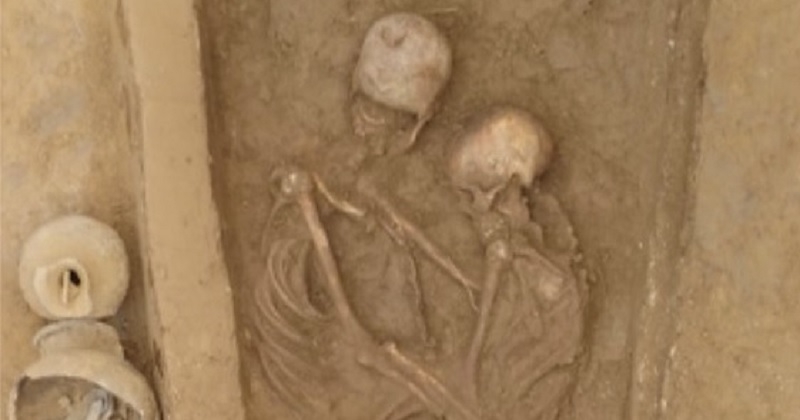 Les squelettes d'un couple vieux de 1500 ans découverts entrelacés dans une sépulture en Chine