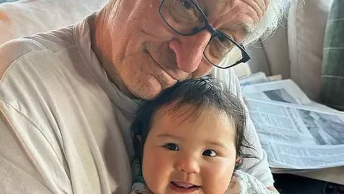 À 80 ans, Robert de Niro prend la pose avec sa fille de 10 mois et fait de tendres confidences à son sujet 