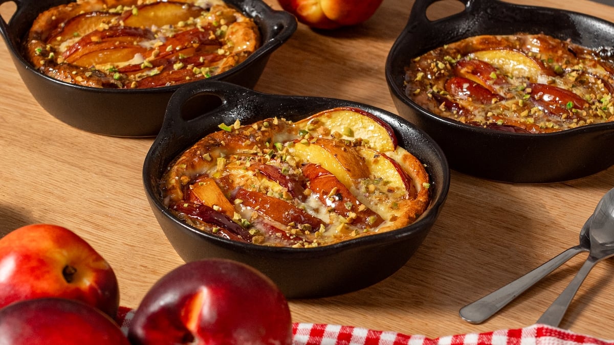 La douceur gourmande du jour : un clafoutis aux nectarines et pistaches !