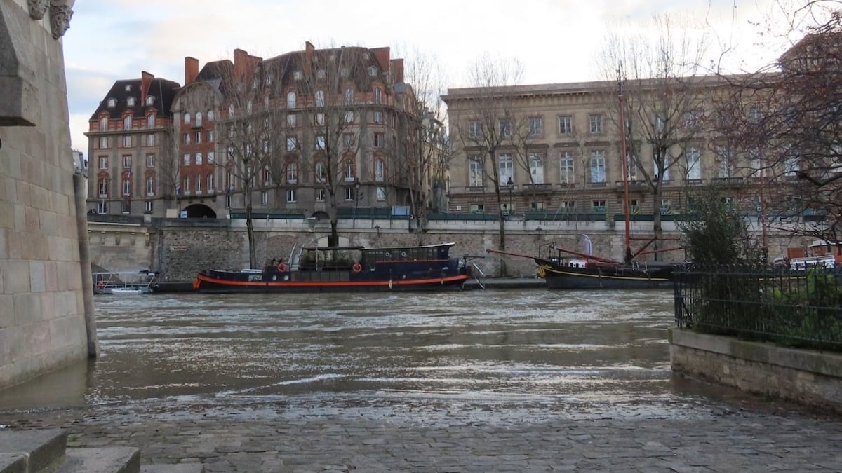 Crue de la Seine : le niveau de l'eau dépasse les 4 mètres, la police évacue les quais