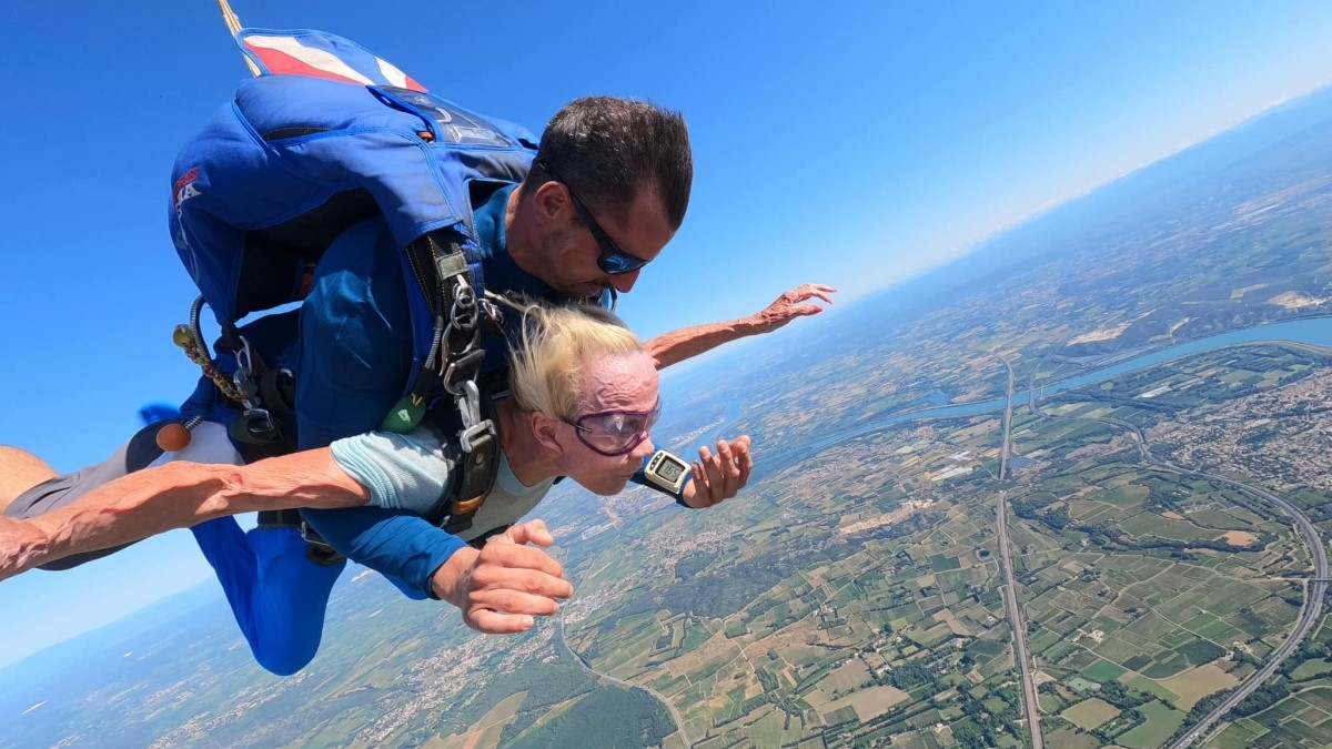 Âgée de 85 ans, Isabelle Aubret s'offre un saut en parachute pour son anniversaire