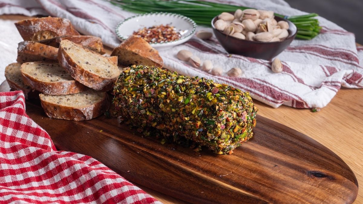 L'apéro le plus simple et prêt en 5 minutes pour les fêtes de fin d'année : une bûche de fromage frais aux herbes !