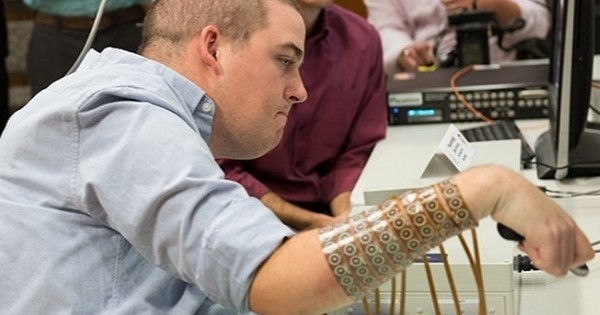 Pour la première fois depuis qu'il est devenu tétraplégique, cet homme peut enfin utiliser sa main grâce un logiciel spécialisé