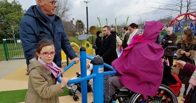 À Vannes, cette aire de jeux inclusive permet aux enfants valides et handicapés de jouer ensemble