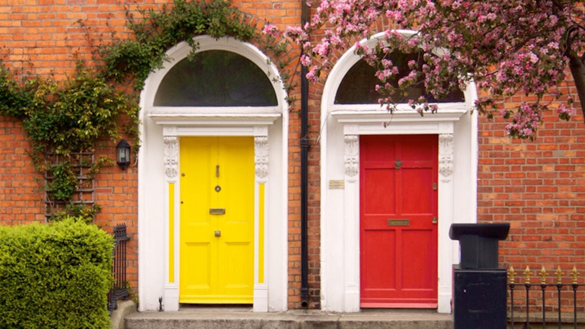 Une porte jaune et une porte rouge