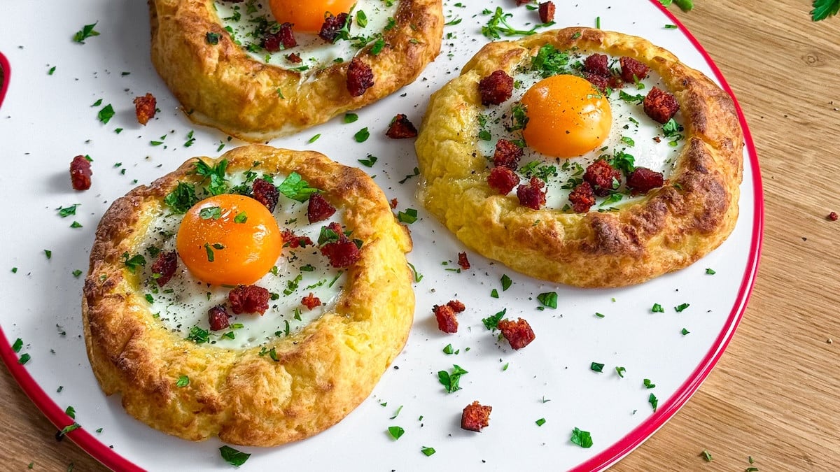Nids de pommes de terre oeufs chorizo