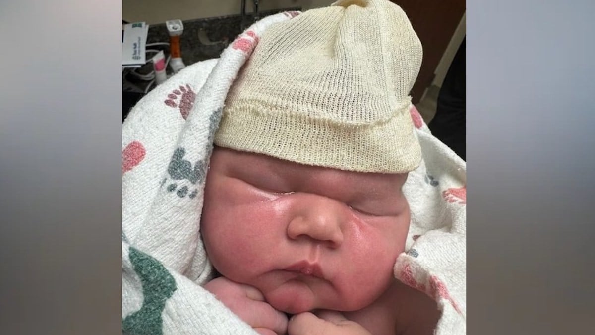 Elle accouche d'un bébé de près de 6 kg, son poids hors norme choque les médecins 