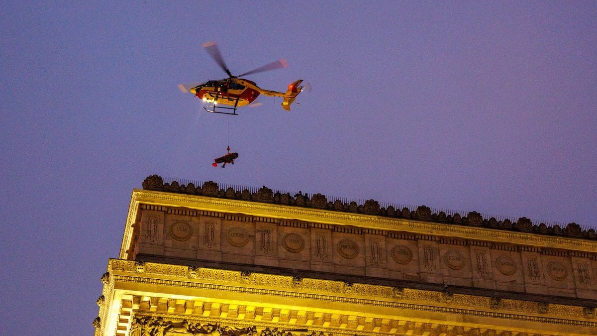 L'évacuation spectaculaire par hélicoptère d'un septuagénaire blessé au sommet de l'Arc de Triomphe