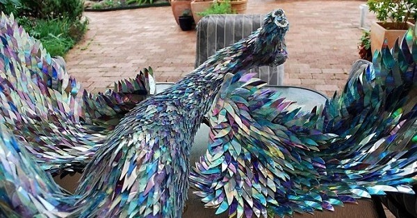 Un artiste réalise des magnifiques sculptures d'animaux à partir de... vieux CD usés ! Le résultat est incroyable