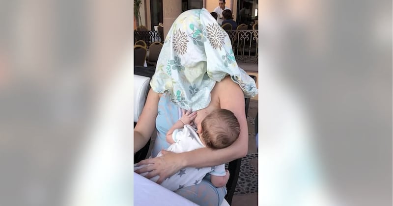 Alors qu'elle allaite son bébé en public, on demande à cette maman de se couvrir et elle trouve la réponse parfaite