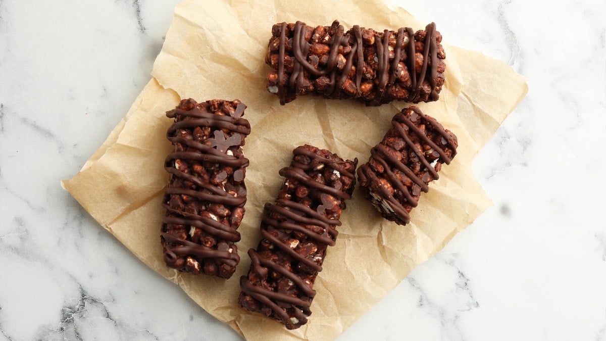 10 minutes suffisent pour ces barres de céréales énergétiques au chocolat