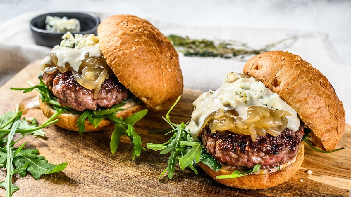 Oignons confits + sauce secrète = le meilleur burger maison à refaire sans plus attendre !