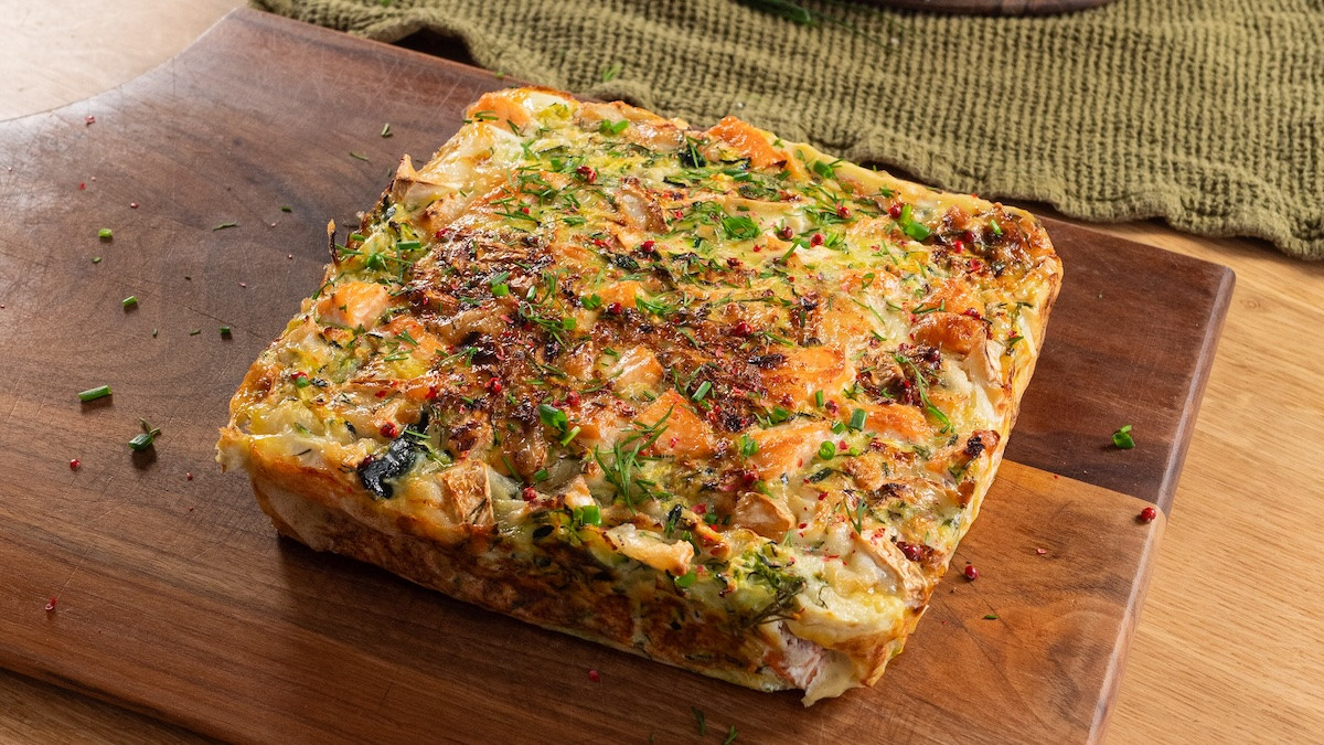 Seulement 4 étapes pour préparer ce brownie salé hyper moelleux aux courgettes, chèvre et saumon !