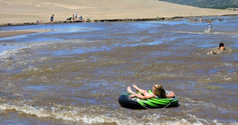 Aux États-Unis, une immense glissade aquatique naturelle fait le bonheur des voyageurs