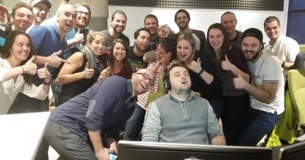 Il s'endort à son bureau pour son premier jour de travail et ses collègues décident de faire une photo avec lui qui va faire le tour du net... Énorme !