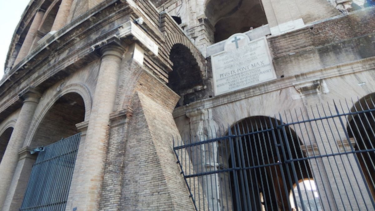 Un touriste s'empale sur une barrière du Colisée... après être grimpé dessus pour prendre un selfie
