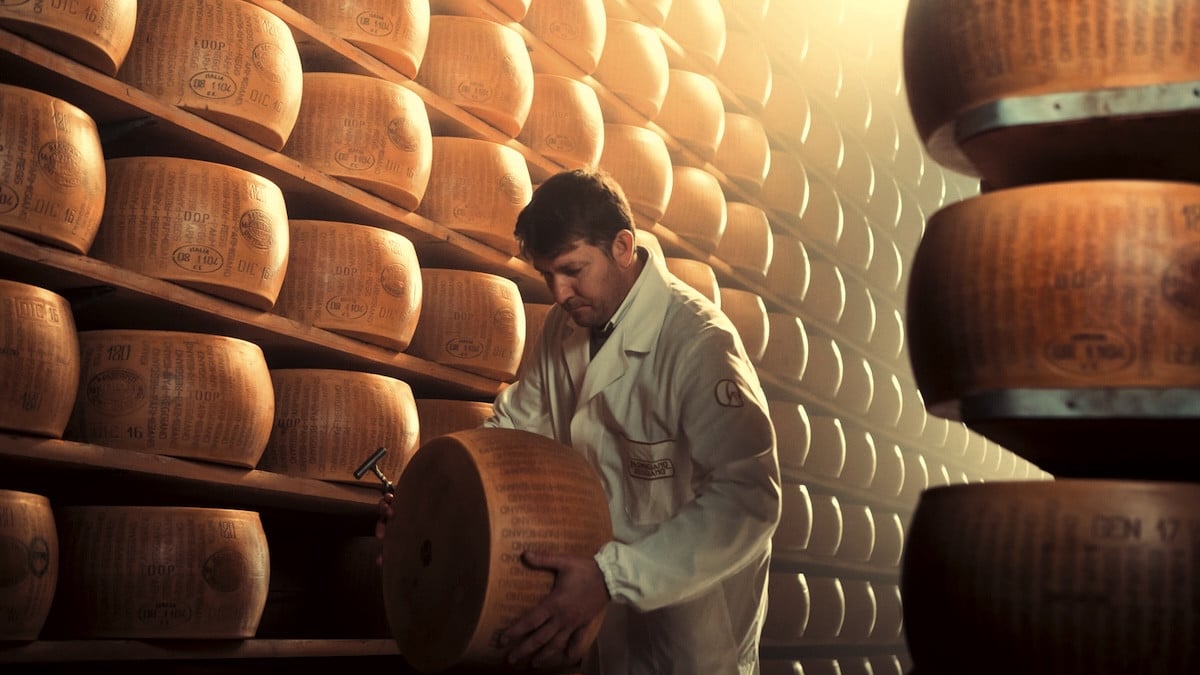 On s'est infiltré dans les coulisses de fabrication de notre fromage préféré et on vous révèle (presque) tout sur le Parmigiano Reggiano
