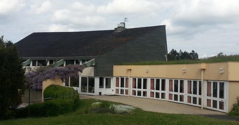 Un couple franco-américain rachète un village vacances en Bretagne à l’abandon pour le rénover 