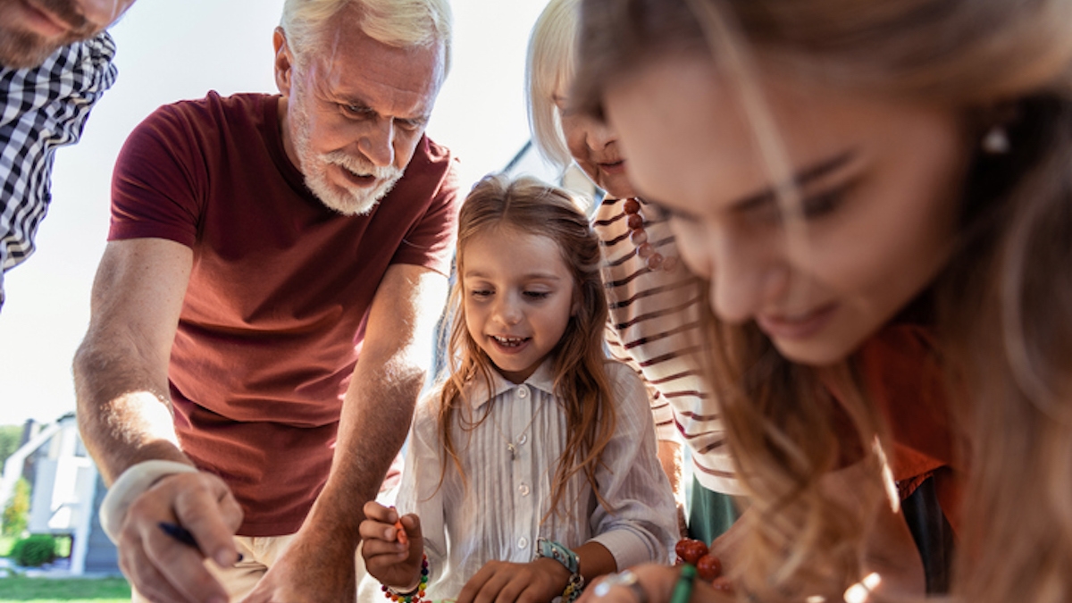 Envie de connaître l'origine de votre nom de famille ? Ce site vous dit tout gratuitement !