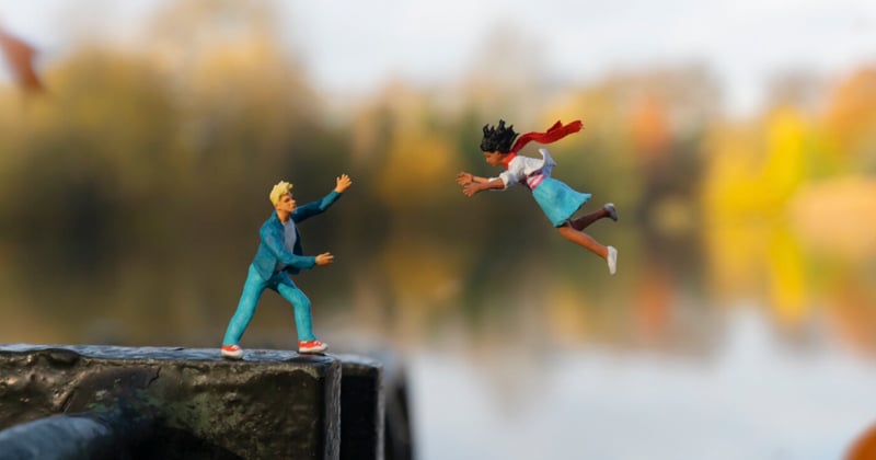 Cet artiste londonien réalise des mises en scène miniatures dans les rues