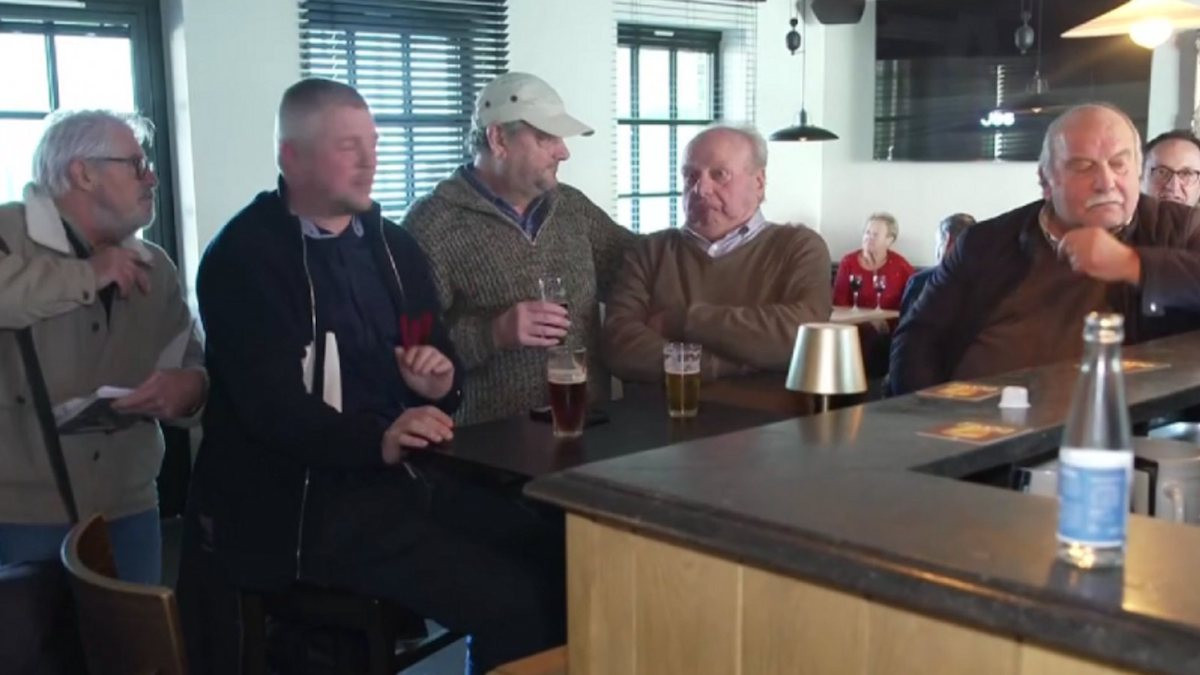 Une partie du groupe d'amis ayant remporté le jackpot de 123 millions d'euros 