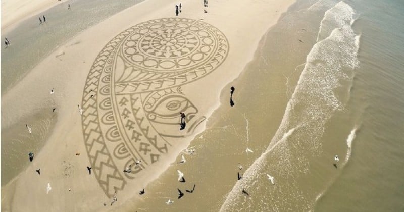 	Il dessine de gigantesques glyphes sur le sable, visibles uniquement depuis le ciel