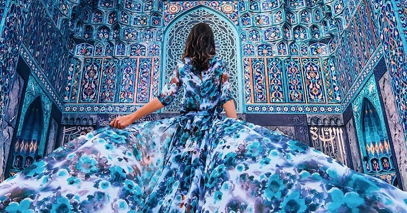 Cette photographe fait le tour du monde pour prendre en photo des filles aux robes sublimes dans des paysages de rêve !