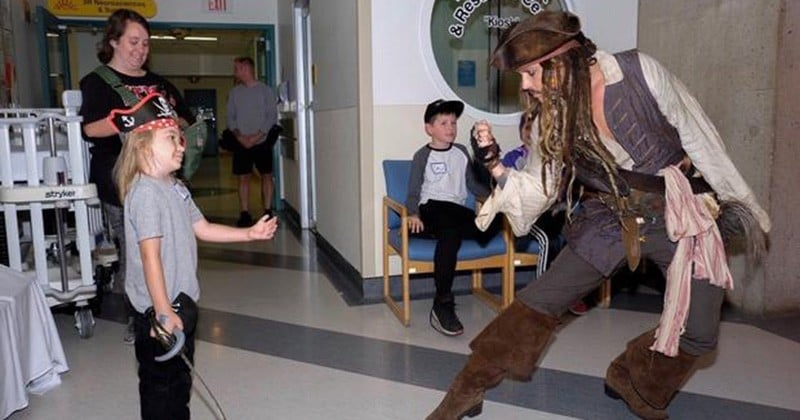 Johnny Depp surprend des enfants malades dans un hôpital de Vancouver en se déguisant en Jack Sparrow