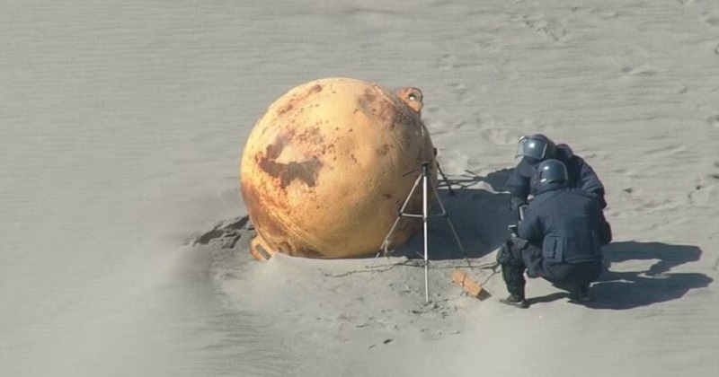 Cette mystérieuse balle géante non identifiée découverte sur une plage du Japon donne naissance à d'incroyables théories