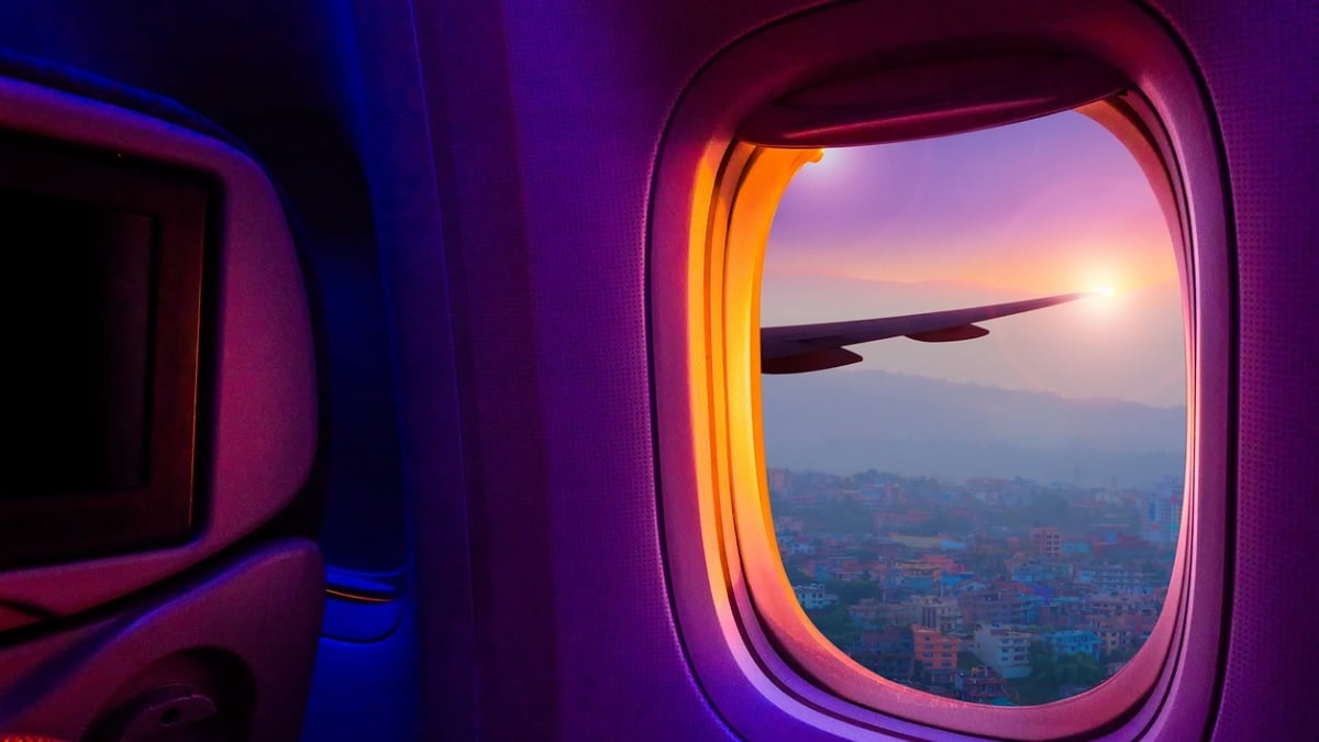 En avion, les rideaux des hublots doivent être ouverts au décollage et à l’atterrissage pour une raison bien précise 