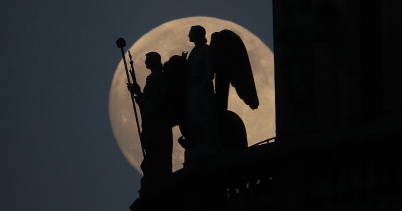 Les photos de la dernière super Lune de l'année sont à couper le souffle