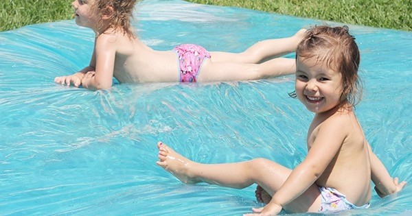 Cette maman a fabriqué des coussins d'eau géniaux dans son jardin pour ses enfants, et le résultat est génial ! Vous pouvez faire la même chose, très facilement !