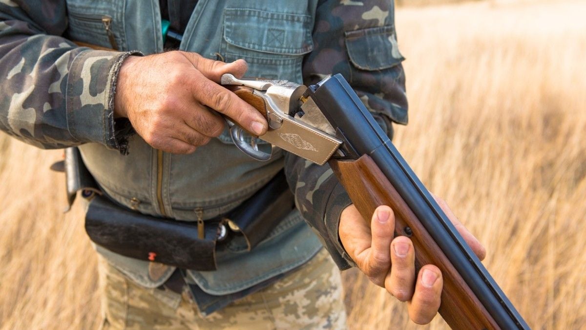 Un chasseur arme son fusil