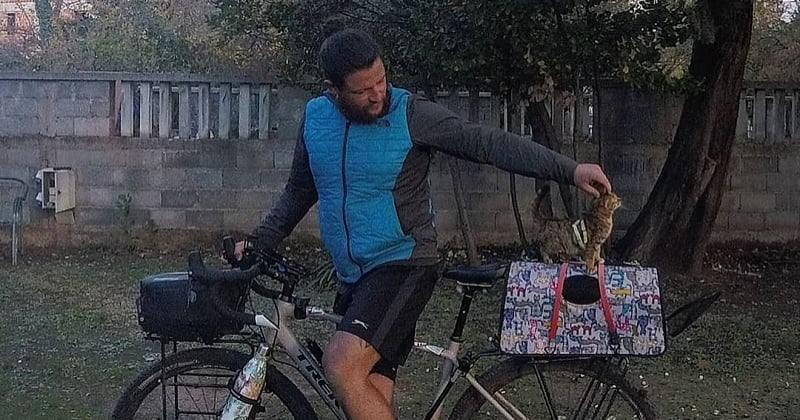 Ce cycliste fait le tour du monde à vélo avec un chaton abandonné qu’il a sauvé