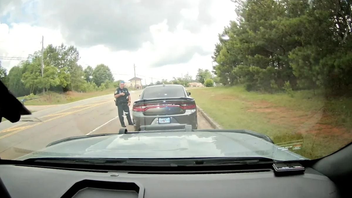 Ce policier arrête un chauffard en excès de vitesse, mais il tombe de haut en découvrant l'identité de ce dernier	