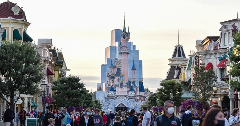 Disneyland Paris : un employé gâche une demande en mariage, la vidéo fait sensation