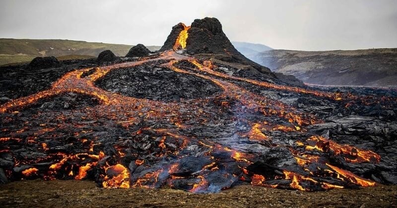 Pour la première fois depuis 6 000 ans, un volcan islandais est entré en éruption, et les photos sont incroyables