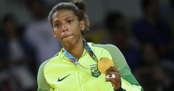 Il y a 4 ans, on traitait cette athlète de « singe » parce que « noire et originaire d'une favela ». Aujourd'hui, elle est championne olympique ! Une incroyable revanche sur la vie...
